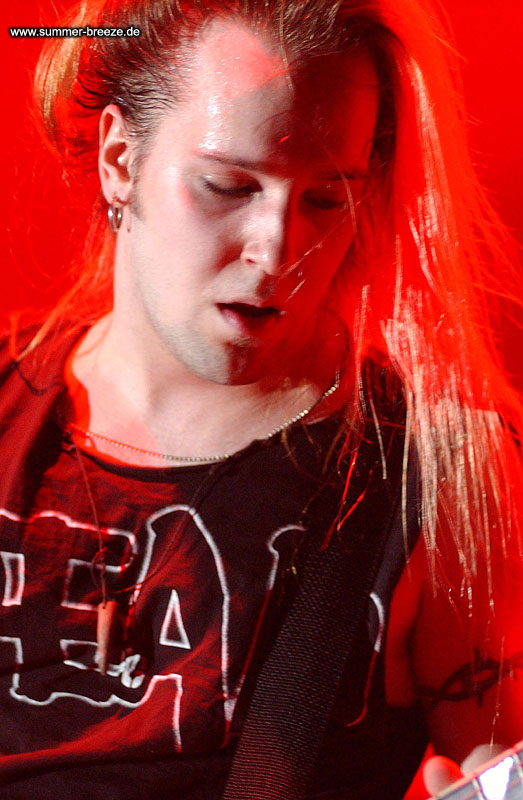 Bild eines Mitglieds der Band Children Of Bodom beim Live-Auftritt.